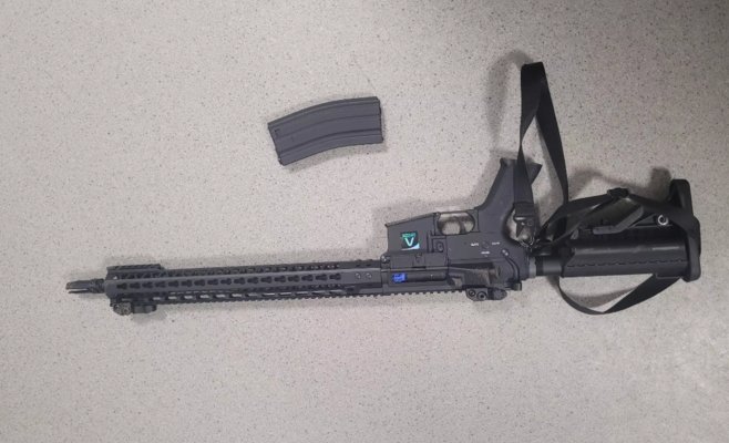 Мужчина разгуливал по центру Пардубиц с оружием, полиция его задержала