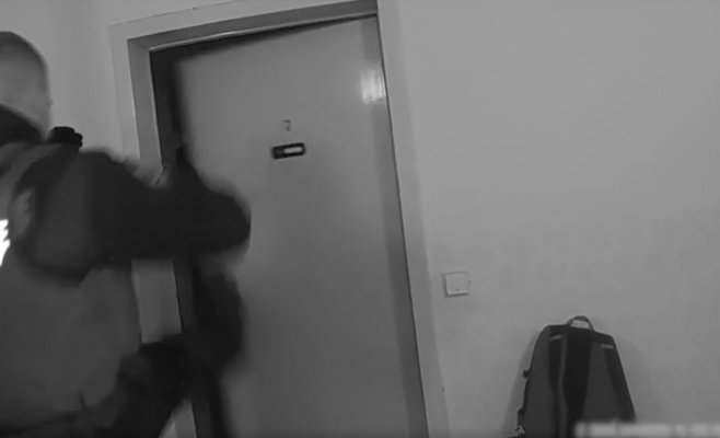 Полагаю, ждать здесь нечего, не так ли? Полицейский выбил дверь и спас пожилого человека.