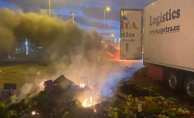 Протестующие французские фермеры уничтожили часть товара в чешском грузовике