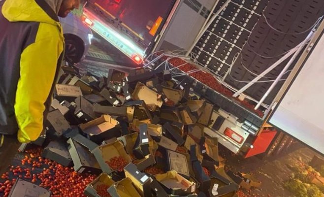 Протестующие французские фермеры уничтожили часть товара в чешском грузовике