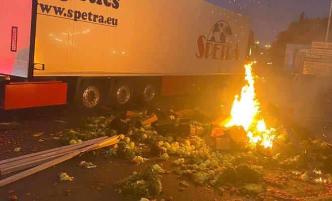 Протестующие французские фермеры уничтожили часть товара в чешском грузовике