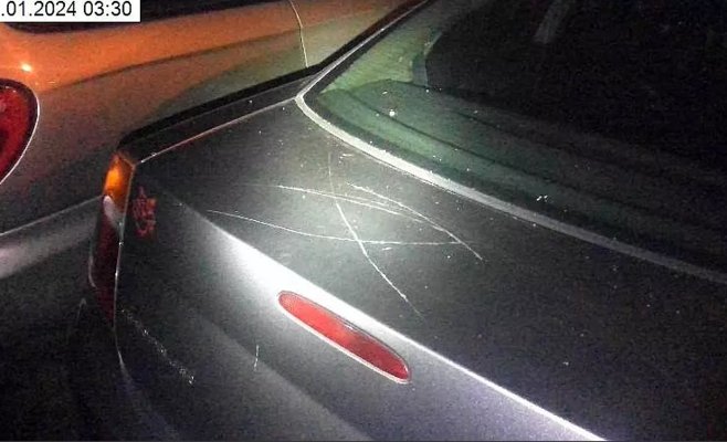 Пьяный мужчина прыгал по автомобилям в Брно. Он просто гулял, защищаясь.