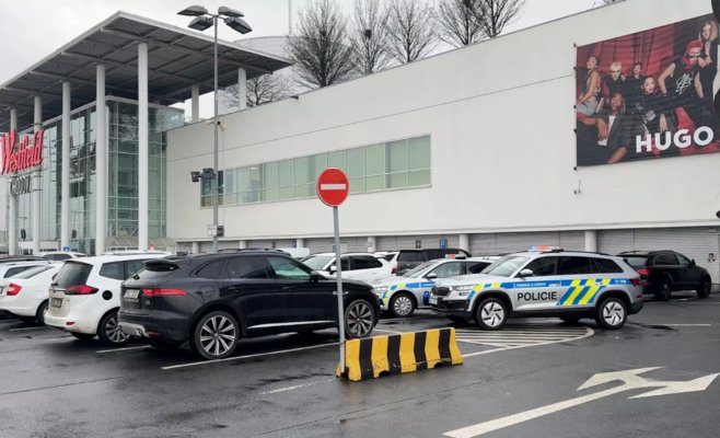 Падение с крыши торгового центра в Праге: мужчине не смогли помочь