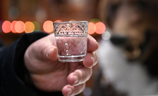 Сын выпил алкоголь на школьном мероприятии и получил тройку по поведению. Его отец подал в суд на школу из-за этого.