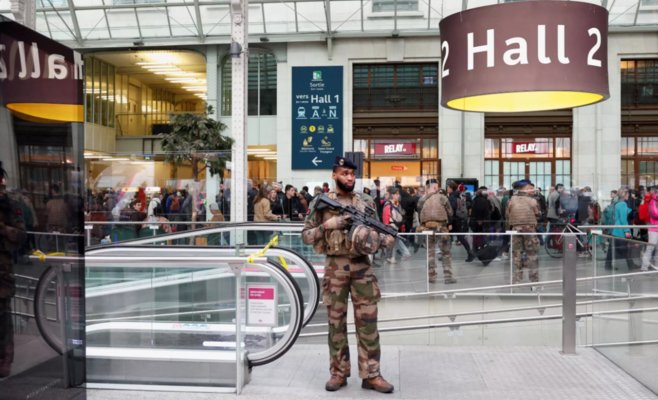 Мужчина напал с ножом на людей на парижском вокзале