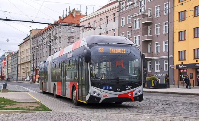 У пражан появилась новая троллейбусная линия до Палмовки. Но добираться они будут на старом дизельном автобусе.