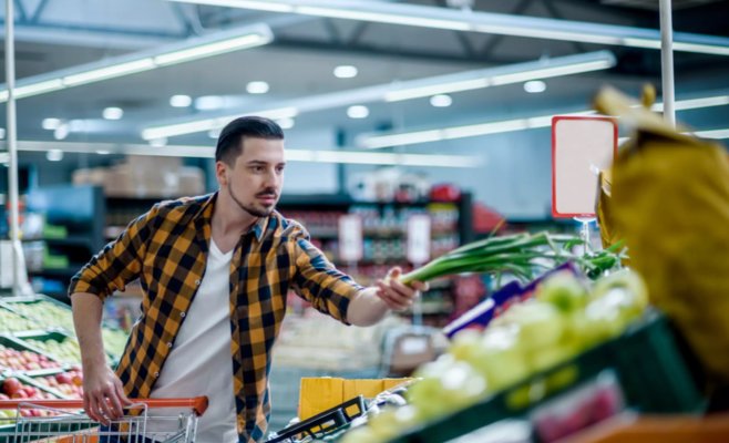 Розничные продажи выросли в декабре, но упали за весь прошлый год