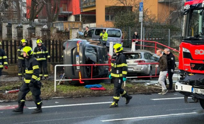 Авария с тремя машинами в пражском Бржевнове: BMW оказался на боку