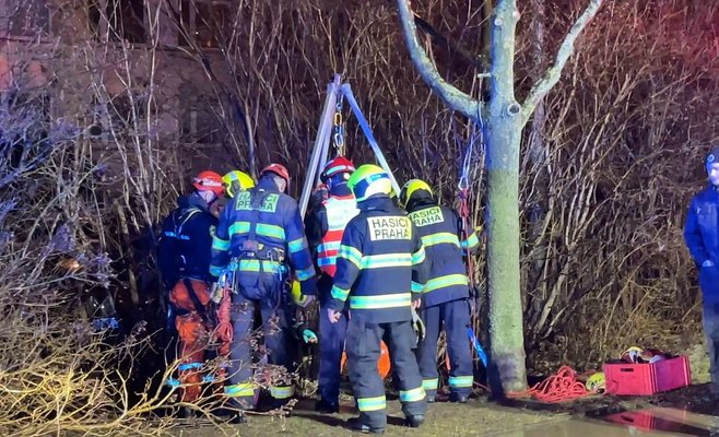 Девочка в Праге упала в канал глубиной 15 метров