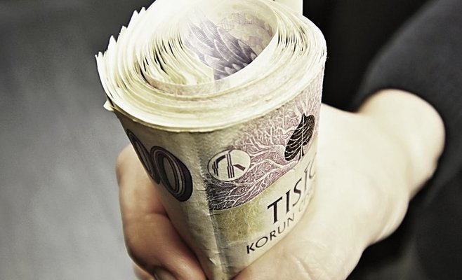 Они тратили деньги клиентов на роскошь и российскую пропаганду. Теперь им предъявлены обвинения.