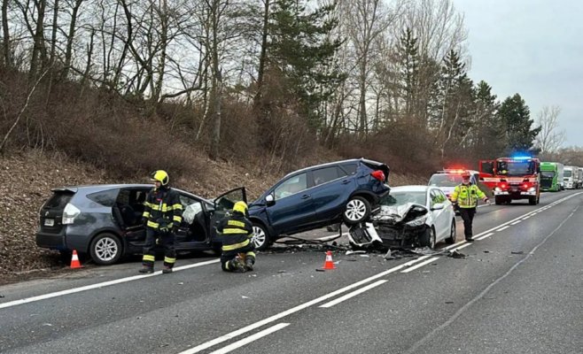 Семь человек получили серьезные травмы после серьезного ДТП с участием четырех автомобилей в Бенешовском крае