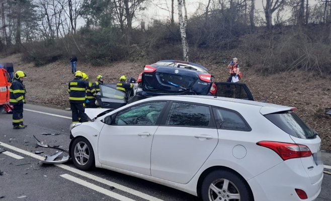 Семь человек получили серьезные травмы после серьезного ДТП с участием четырех автомобилей в Бенешовском крае