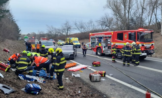 Семь человек получили серьезные травмы после серьезного ДТП с участием четырех автомобилей в Бенешовском крае