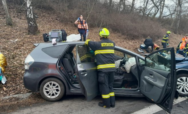 Семь человек получили серьезные травмы после серьезного ДТП с участием четырех автомобилей в Бенешовском крае