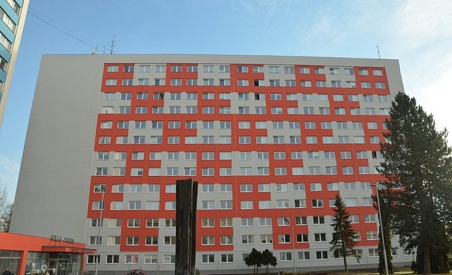 Покушение на убийство из ревности в общежитии в Остраве. Студент, находившийся в бегах, был задержан в участке