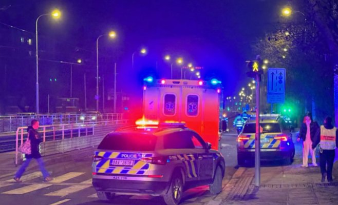 В Праге пешеход скончался после наезда на машину скорой помощи