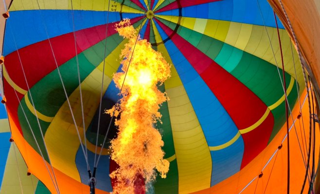 Вместо того чтобы держаться, когда шар приземлялся, она снимала это на мобильный телефон. Сломала ногу