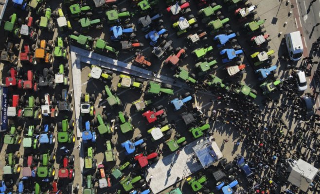 В понедельник Прагу парализуют до 1000 тракторов