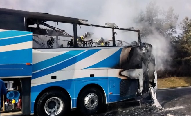 Автобус сгорел на трассе D35 под Оломоуцем, он вез хоккеистов в город Всетин