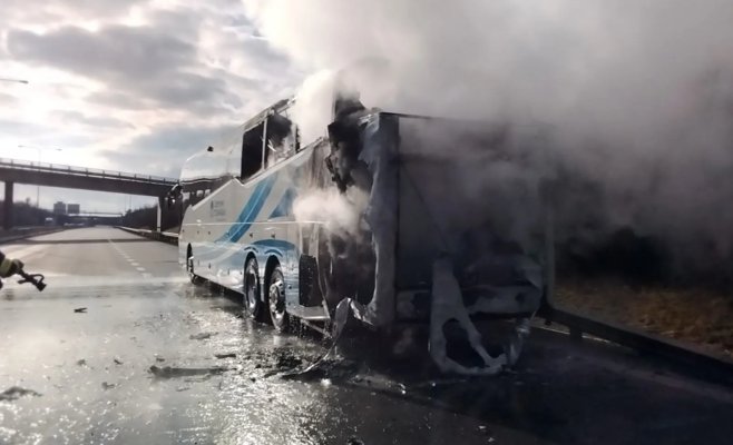 Автобус сгорел на трассе D35 под Оломоуцем, он вез хоккеистов в город Всетин