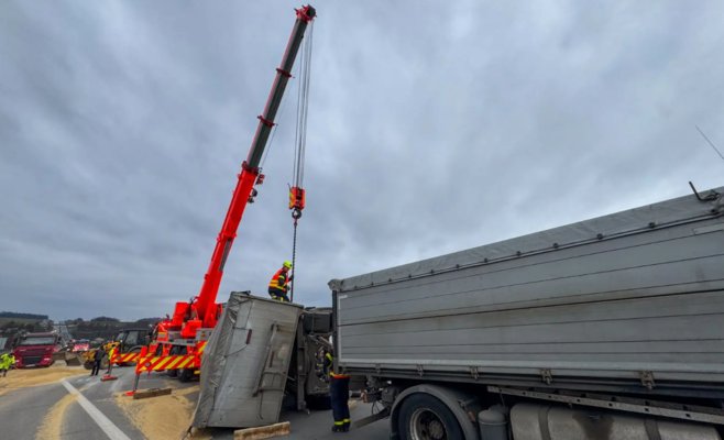 Тонны пивоваренного ячменя заблокировали автомагистраль D48
