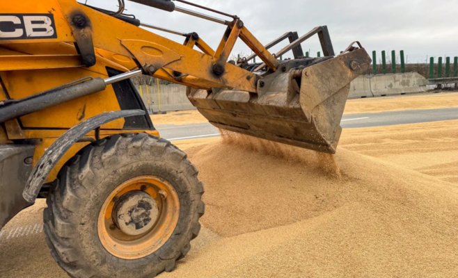 Тонны пивоваренного ячменя заблокировали автомагистраль D48