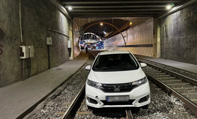 Женщина застряла на рельсах в туннеле на Баррандове, ее вытащил трамвай.