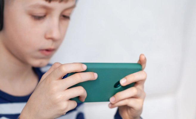 Детям дают мобильный телефон в коляску. Потом они не едят и не спят.