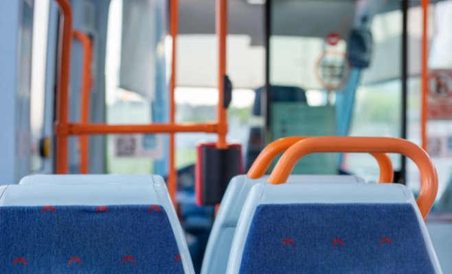 Пострадавшую девушку пришлось оперировать после падения мужчины в пражском автобусе