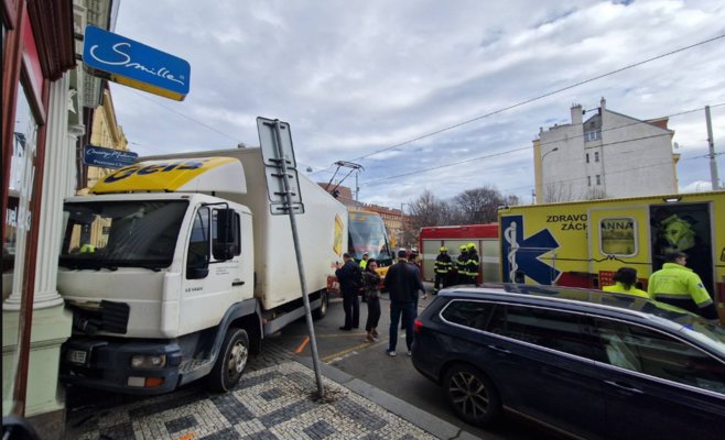 Грузовик сбил двух пешеходов на Смихове после того, как столкнулся с трамваем