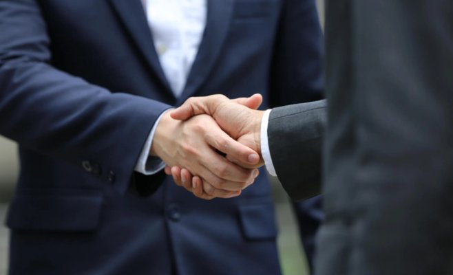 Спонсоры политических партий получают прибыль от государственных закупок