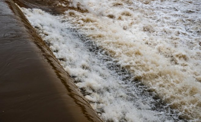 Уровень воды в реках, поднявшийся после сильных дождей, успокоится не позднее воскресенья, прогнозируют метеорологи