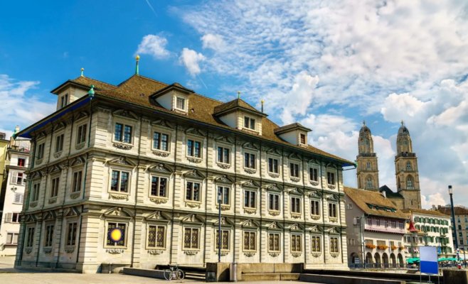 Сотрудники мэрии Цюриха получили двойную зарплату за февраль