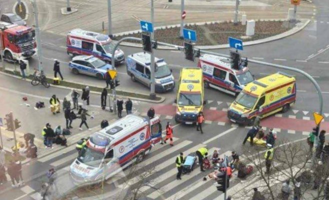 Водитель протаранил людей, ожидавших трамвая в центре Щтетина. Он въехал в них намеренно.