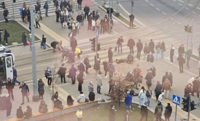 Водитель протаранил людей, ожидавших трамвая в центре Щтетина. Он въехал в них намеренно.