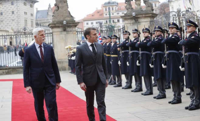 Президент Франции Макрон прибыл в Пражский Град