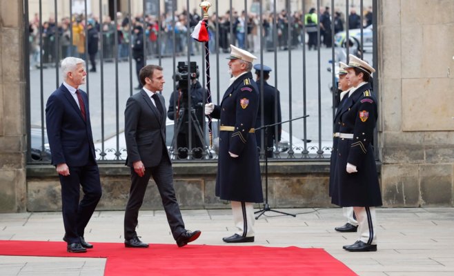 Макрон в Праге: Россия не должна победить