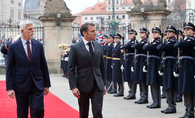 Макрон в Праге: Россия не должна победить