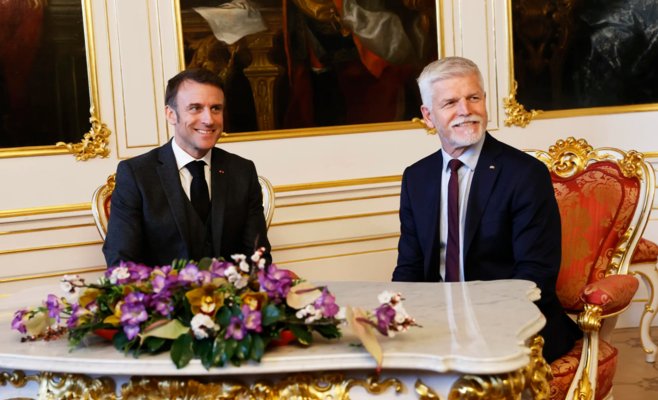 Макрон в Праге: Россия не должна победить