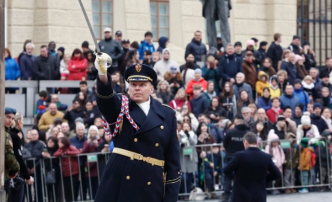 Макрон в Праге: Россия не должна победить