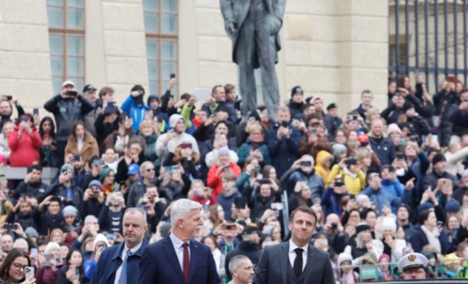 Макрон в Праге: Россия не должна победить