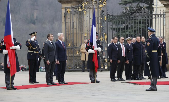 Макрон в Праге: Россия не должна победить