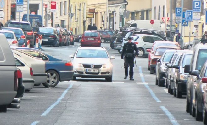 Паркуются они бесплатно и занимают место. Совместное использование автомобилей скоро изменится.
