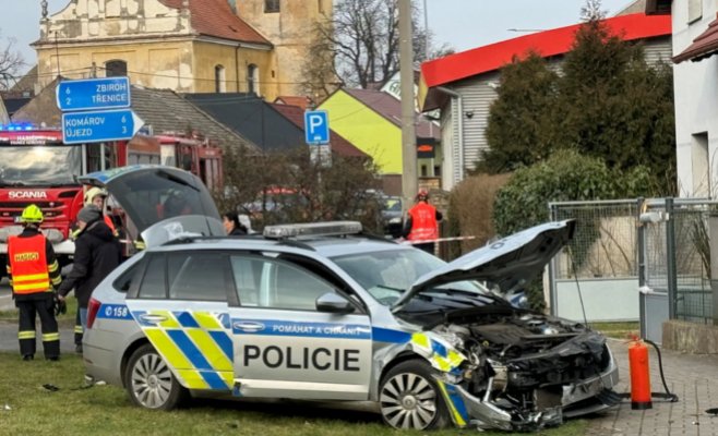Во время погони офицеры повредили одну машину и разбили другую. Преследуемый водитель скрылся.