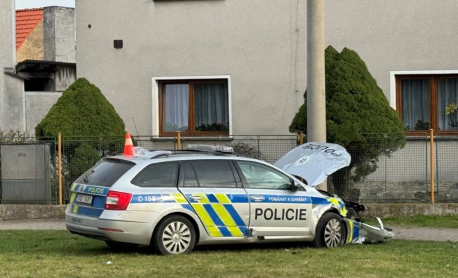 Во время погони офицеры повредили одну машину и разбили другую. Преследуемый водитель скрылся.