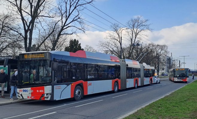 Длинные троллейбусы, курсирующие до аэропорта в Праге, испытывают проблемы после нескольких дней эксплуатации