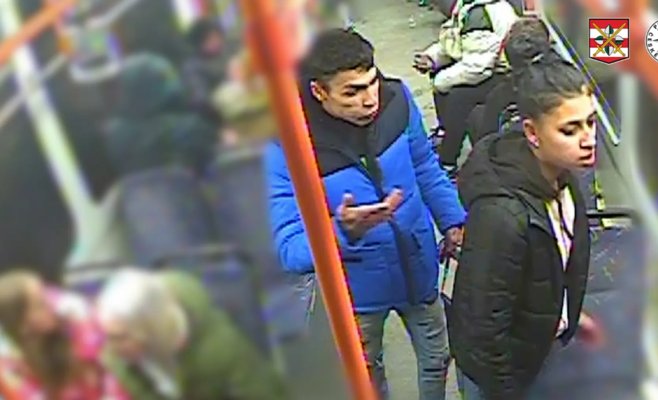 Мать, избитая ногами на автобусной остановке в Брно, напрасно молила о пощаде. Полиция разыскивает пару с видеозаписи