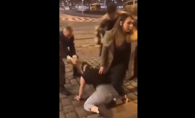 Пьяный полицейский в парадной форме таскал девушку за волосы на улице в Праге