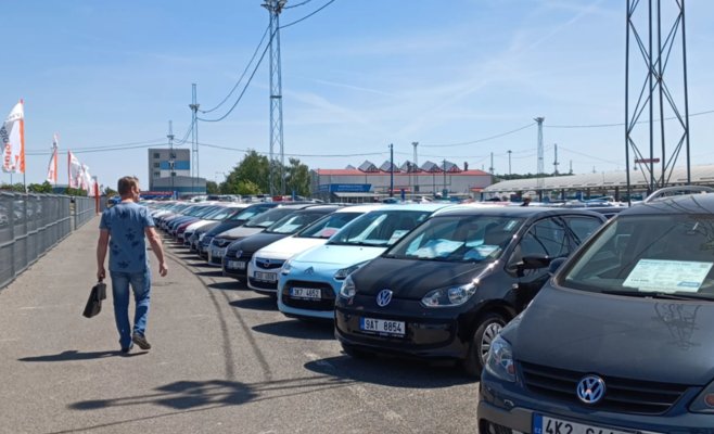 Опасность на дорогах. Чехи ездят на все более старых подержанных автомобилях