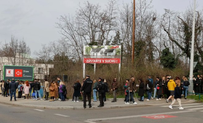 Является поклонником Путина, но считает его слишком мягким. Даже некоторые русские в ЧР отдают голоса кремлевскому правителю